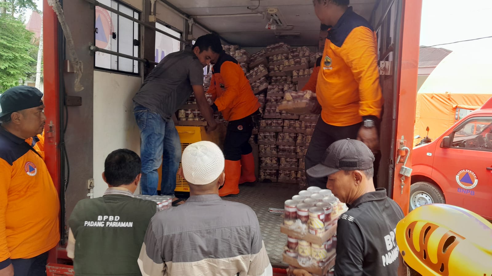 Viral Rombongan Truk Bantuan Pemprov Jateng Melintasi Sitinjau Lauik, Netizen: Gini Aja Aku Nangis Viral Rombongan Truk Bantuan Pemprov Jateng Melintasi Sitinjau Lauik, Netizen: Gini Aja Aku Nangis