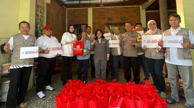 Immoderma Salurkan 200 Paket Sembako untuk Warga Terdampak Longsor di Karanganyar Gunung
