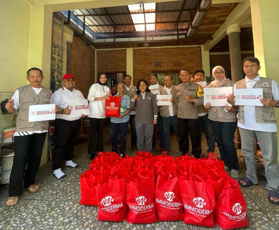 Immoderma Salurkan 200 Paket Sembako untuk Warga Terdampak Longsor di Karanganyar Gunung Immoderma Salurkan 200 Paket Sembako untuk Warga Terdampak Longsor di Karanganyar Gunung