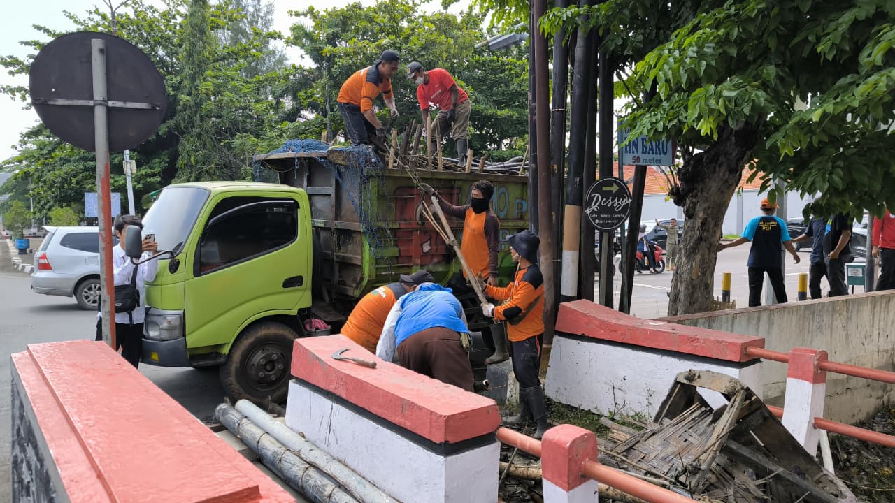 Tinjau Penggerukan Sampah, Bupati Kendal Minta Warga Tingkat Kesadaran Jaga Lingkungan