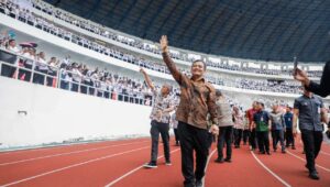 Terbanyak di Indonesia, Gubernur Ahmad Luthfi Serahkan SK Kepada 13 Ribu Orang PPPK Paruh Waktu