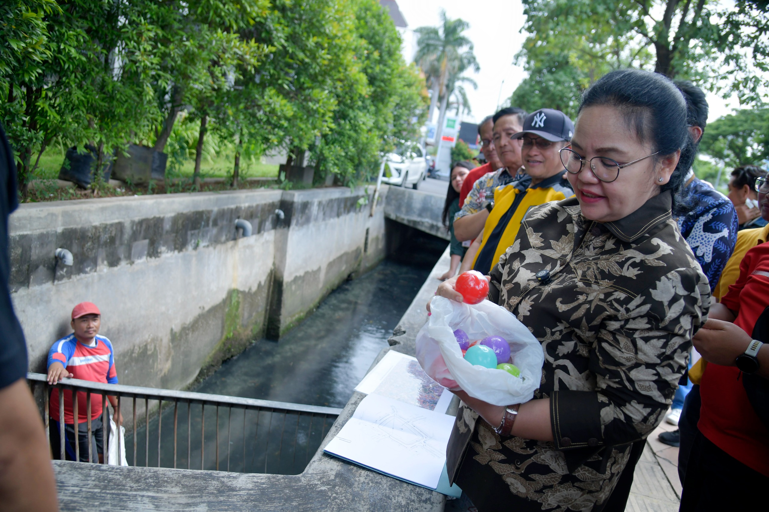 Wali Kota Semarang, Agustina Wilujeng Coba Terapkan "Bola GPS" Pintar Guna Deteksi Sumbatan Drainase di Simpang Lima