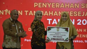 Tingkatkan Kesejahteraan Guru PAUD, Bupati Kendal Serahkan Bantuan Tambahan