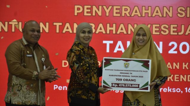 Tingkatkan Kesejahteraan Guru PAUD, Bupati Kendal Serahkan Bantuan Tambahan