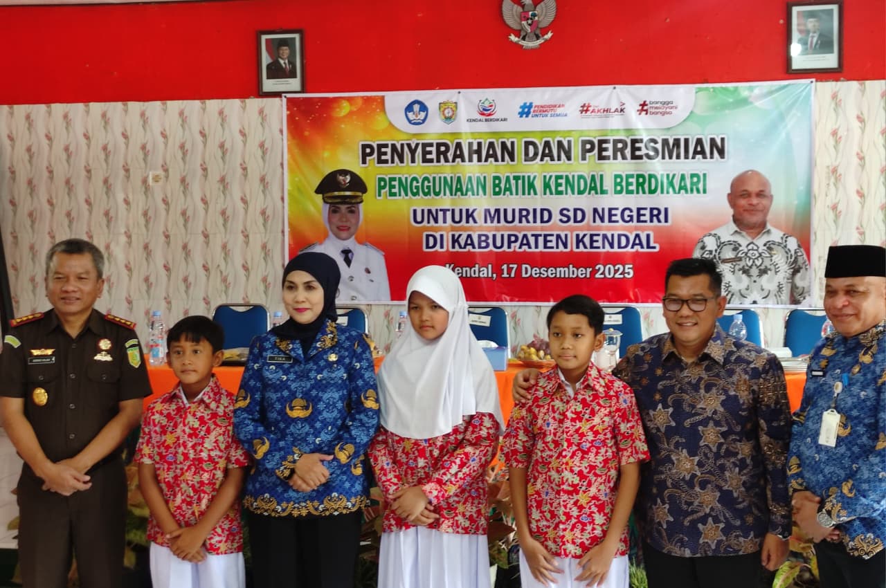 Bupati Kendal Resmikan Penggunaan Batik Berdikari untuk Murid SD Negeri