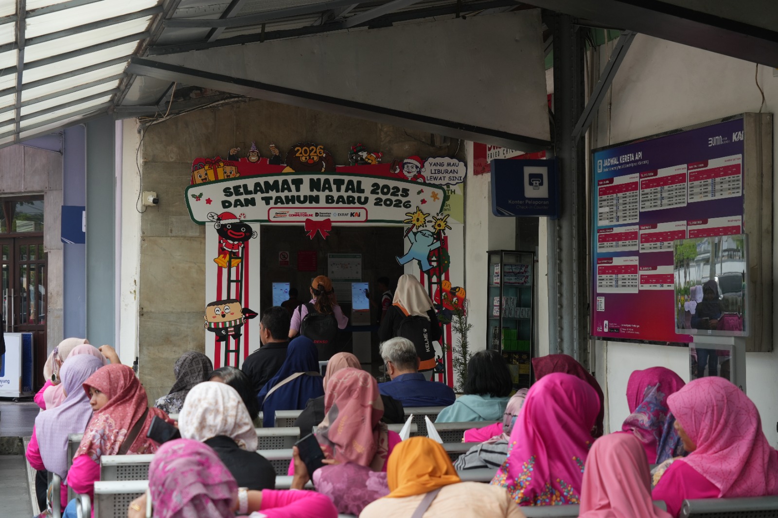 Nuansa Natal Sambut Pelanggan KA, Volume Penumpang KA di Semarang Capai 200 Ribuan Orang pada Masa Nataru Nuansa Natal Sambut Pelanggan KA, Volume Penumpang KA di Semarang Capai 200 Ribuan Orang pada Masa Nataru