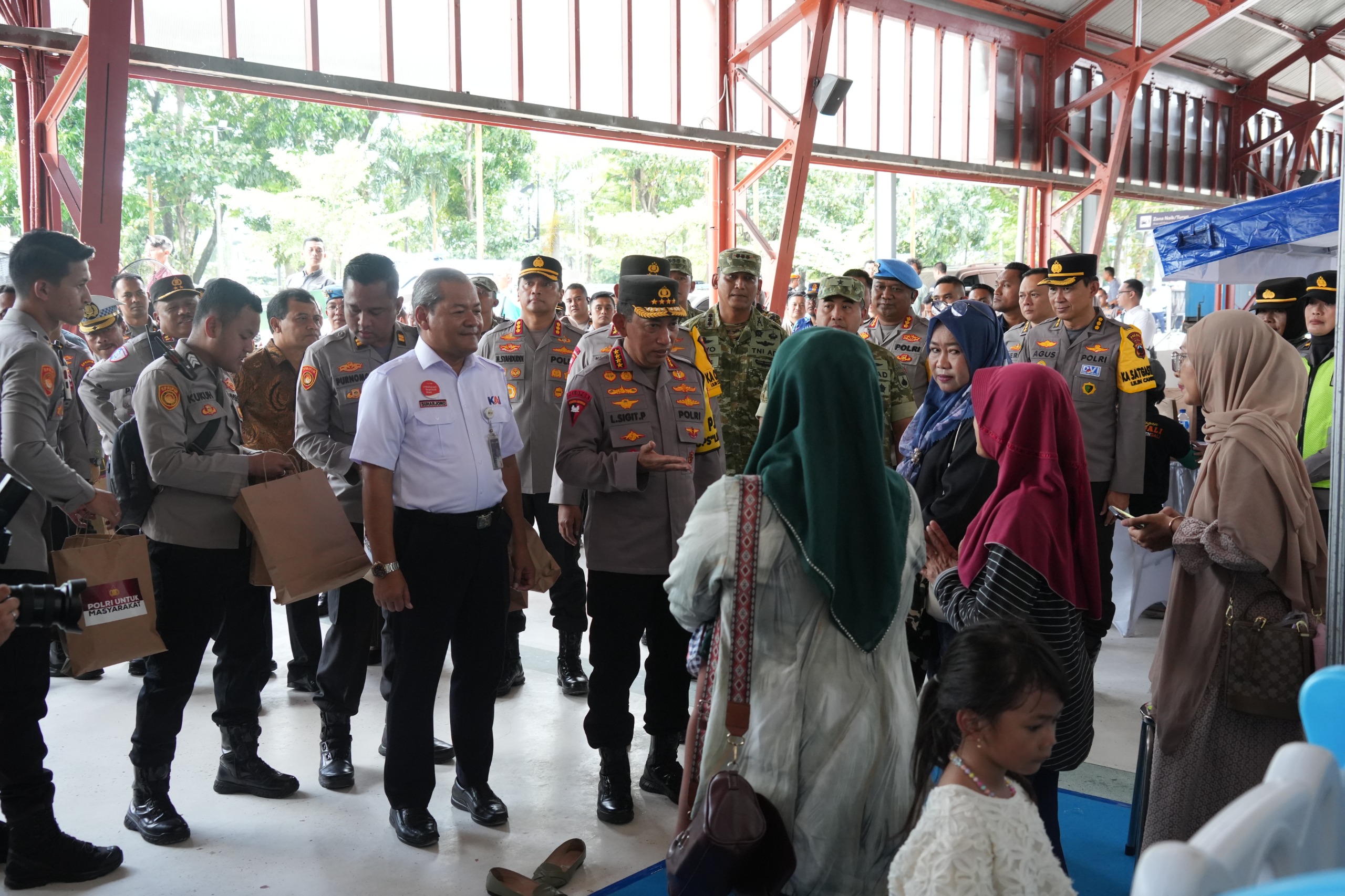 KAI Daop 4 dan Kapolri Pastikan Kesiapan Pengamanan Nataru di Stasiun Semarang Tawang, Wujudkan Perjalanan KA Aman dan Menyenangkan