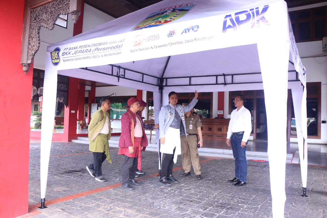 Dukung UMKM, BPR BKK Jepara Serahkan 20 Unit Tenda Lipat