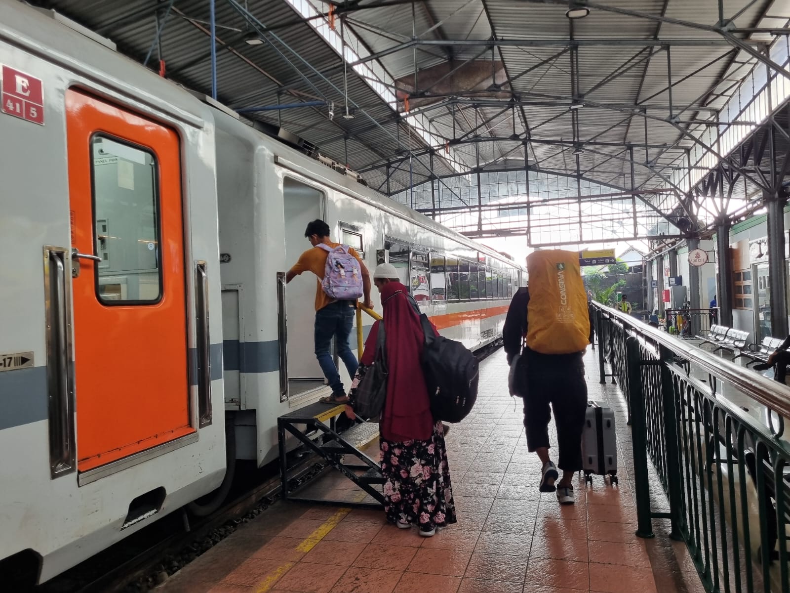 Penumpang Gunakan Moda Kereta Api di H-2 Hari Raya Natal 2025