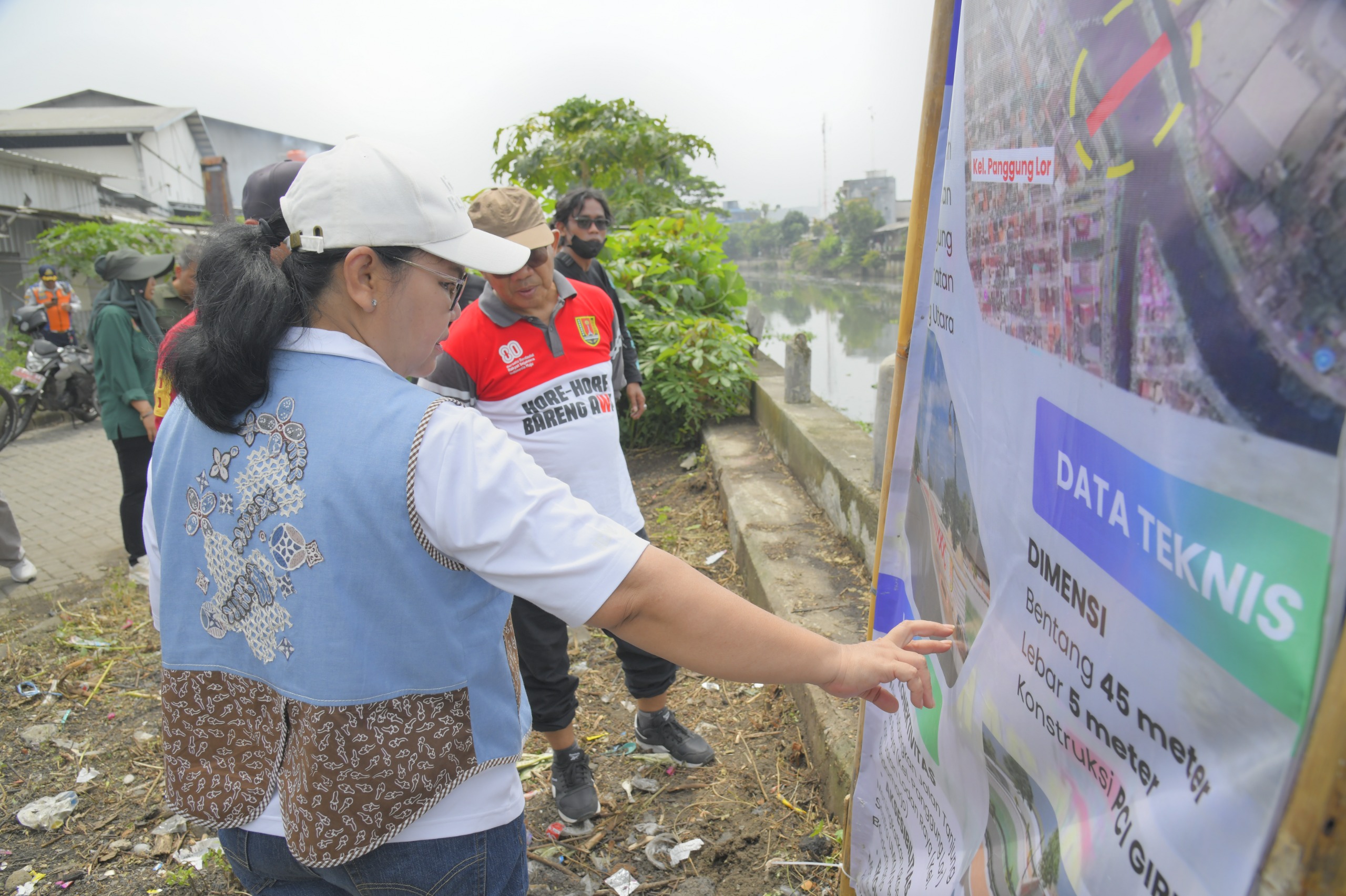 Agustina Wilujeng Bangun Semarang Utara Wali Kota Semarang meninjau perencanaan pembangunan jembatan Bandarharjo.