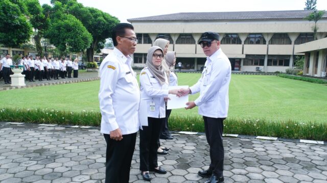 Tutup Tahun 2025, Wali Kota Magelang Beri Penghargaan ASN Berprestasi