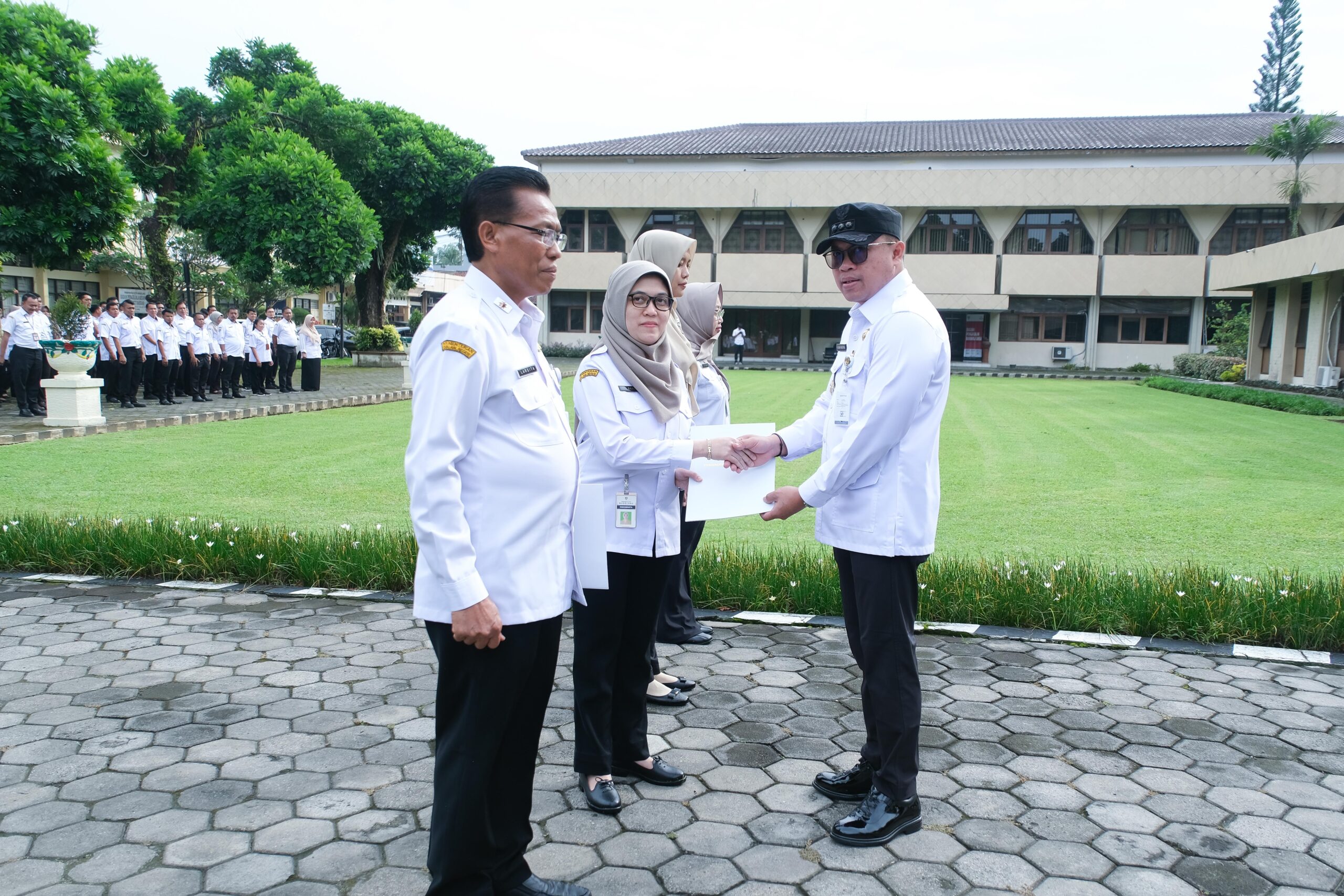 Tutup Tahun 2025, Wali Kota Magelang Beri Penghargaan ASN Berprestasi