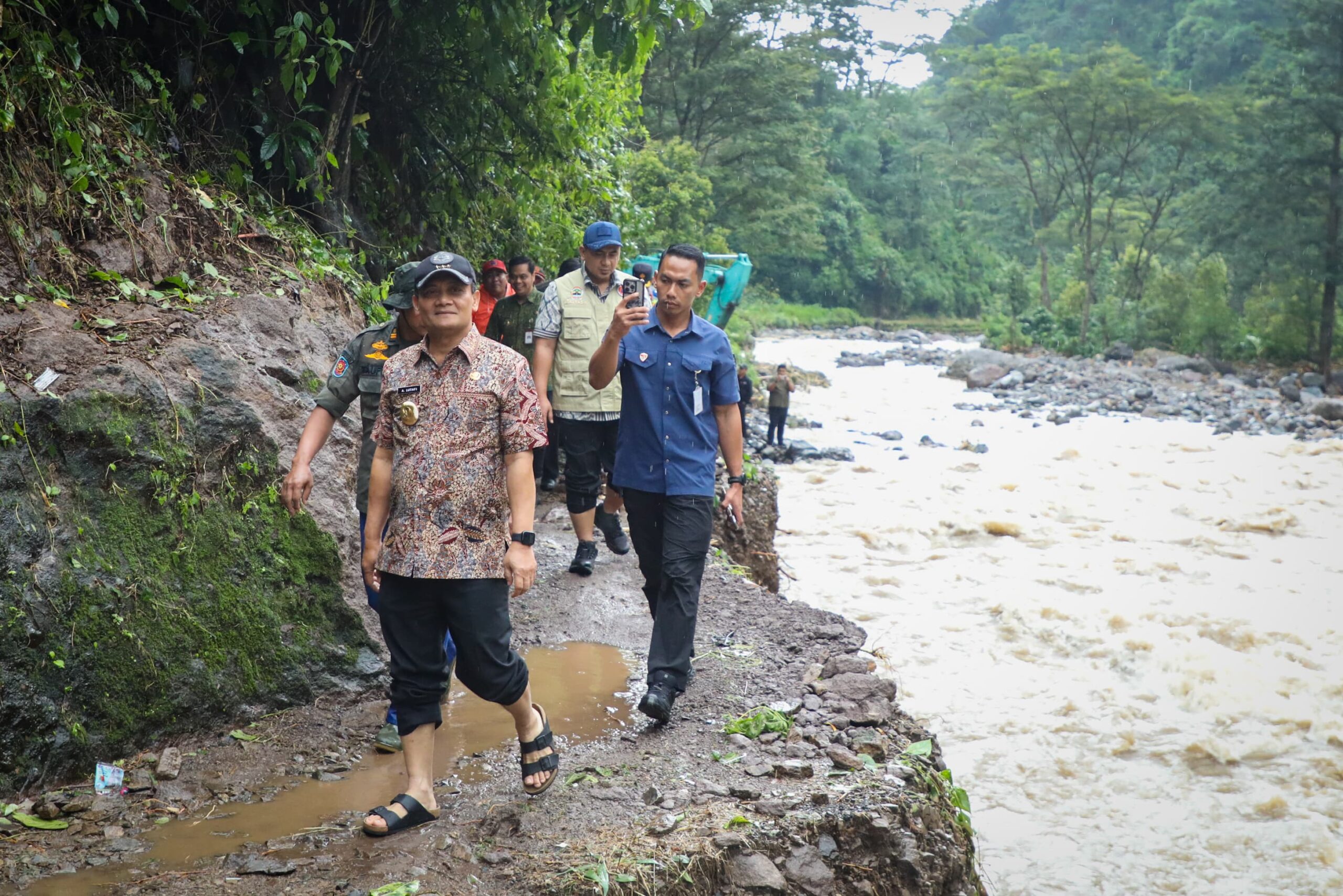Ahmad Luthfi dan Taj Yasin Kompak Turun Langsung Tangani Bencana longsor di Jepara, Kudus, dan Pati Ahmad Luthfi dan Taj Yasin Kompak Turun Langsung Tangani Bencana longsor di Jepara, Kudus, dan Pati