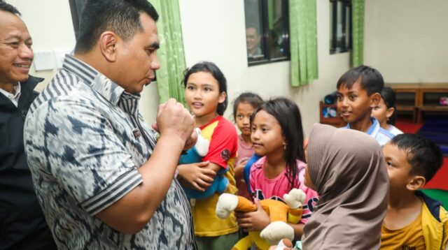 Beri Perhatian Penuh, Taj Yasin Hibur Pengungsi Bencana Banjir Kudus