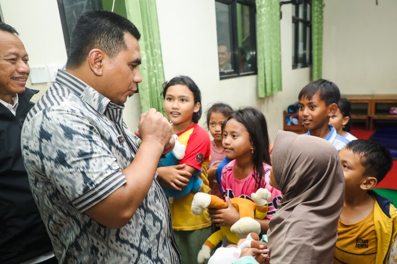Beri Perhatian Penuh, Taj Yasin Hibur Pengungsi Bencana Banjir Kudus Beri Perhatian Penuh, Taj Yasin Hibur Pengungsi Bencana Banjir Kudus