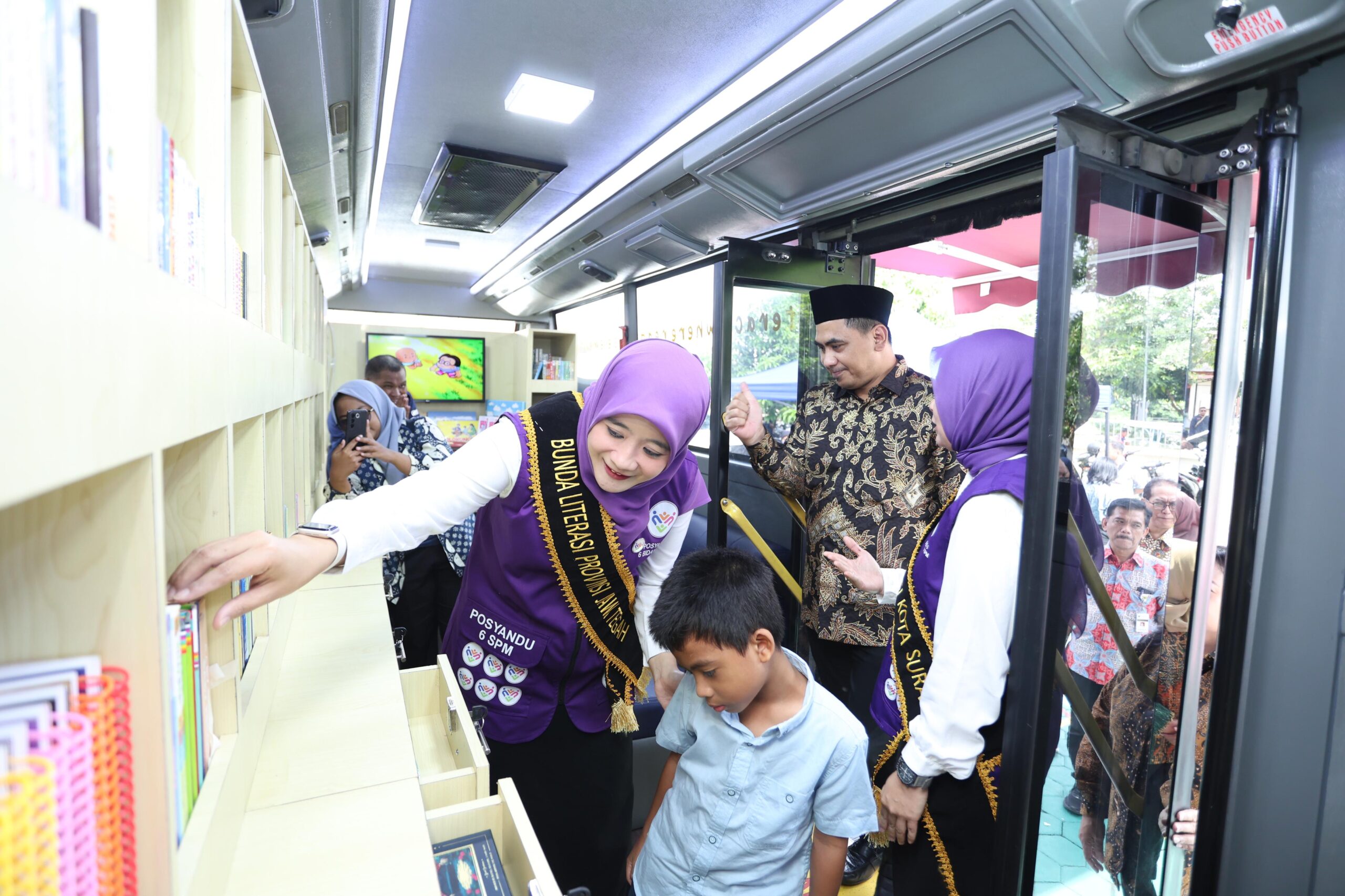 Tingkatkan Minat Baca, Nawal Yasin Luncurkan Bus Pintar Keliling