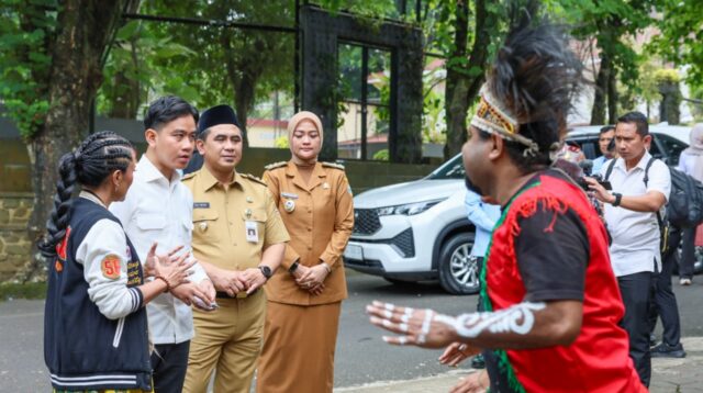 Wapres Gibran Ditemani Wagub Taj Yasin, Berdiskusi dan Berbaur Santai dengan Mahasiswa UKSW