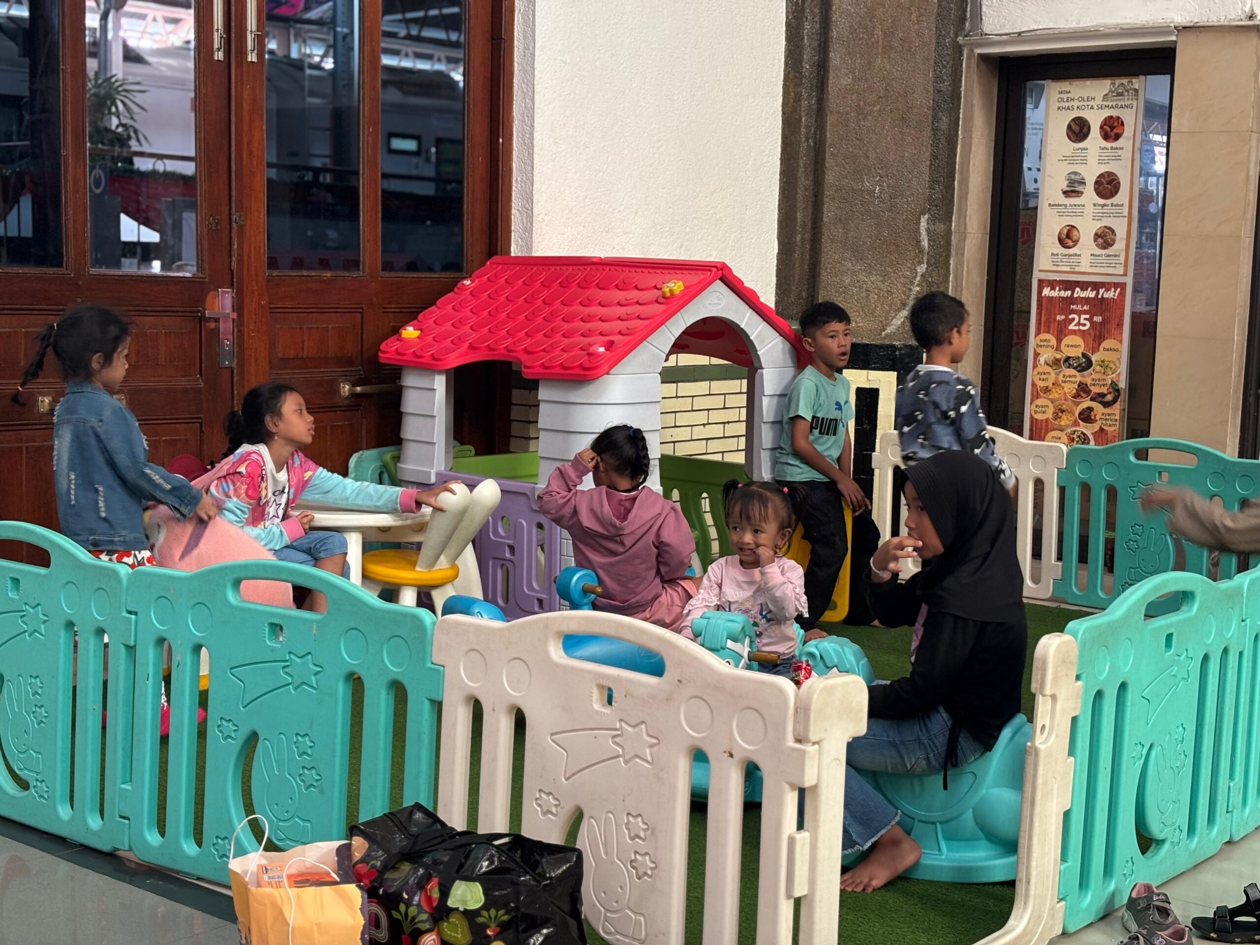 Melalui Musik dan Area Bermain Anak, KAI Daop 4 Hadirkan Pengalaman Naik KA yang Menyenangkan saat Libur Nataru 2025/2026 di Stasiun Semarang Tawang