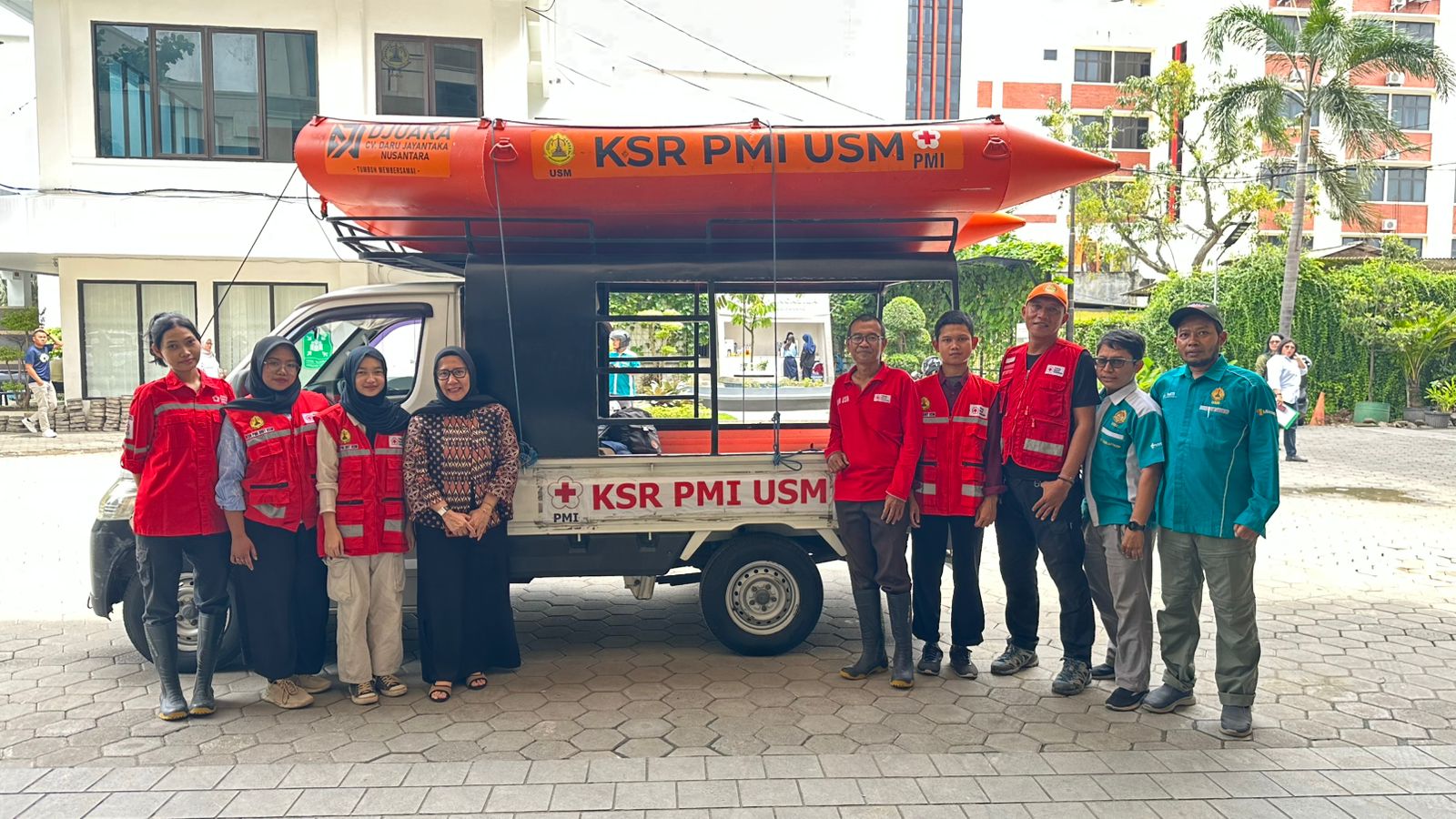 Wakil Rektor I USM Lepas Tim Relawan KSR Bantu Korban Banjir Kudus Wakil Rektor I USM Lepas Tim Relawan KSR Bantu Korban Banjir Kudus