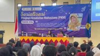 Semarang — Universitas Semarang (USM) menggelar Sosialisasi Program Kreativitas Mahasiswa (PKM) Tahun 2026 sebagai upaya mendorong mahasiswa mengembangkan ide kreatif dan inovatif agar tidak berhenti pada tataran wacana. Kegiatan ini menjadi langkah awal USM dalam menyiapkan proposal PKM yang berkualitas dan berdaya saing nasional. Pada Rabu, (14/1/26). Dalam sambutannya, Prof Dr Ir Haslina MSi menegaskan pentingnya sinergi antara kemampuan akademik dan nonakademik mahasiswa. Menurutnya, PKM menjadi wadah strategis untuk mengasah hard skill dan soft skill secara seimbang. “Hari ini diselenggarakan sosialisasi Program Kreativitas Mahasiswa melalui PKM. Saya berharap mahasiswa mampu mensinergikan kemampuan high skill dan soft skill, serta mengembangkan ide-ide kreatif dan inovatif,” ujarnya. Sosialisasi tersebut menghadirkan pemateri Harmini ST MEng yang menjelaskan secara rinci mekanisme pelaksanaan PKM. Ia menyampaikan bahwa kegiatan ini merupakan bagian dari rangkaian Program Pengembangan Kreativitas Mahasiswa (PPKM) di USM. “Pada kegiatan ini kami menyampaikan prosedur mengikuti PKM, mulai dari mekanisme pelaksanaan, skema pendanaan delapan bidang, PKM insentif, hingga arahan penyusunan proposal sesuai ketentuan yang berlaku,” jelasnya. Selain itu, mahasiswa juga dibekali pemahaman mengenai mekanisme internal yang harus diikuti saat mengajukan PKM di USM. Harmini menambahkan, sosialisasi ini akan dilanjutkan dengan kegiatan pendampingan intensif hingga tahap pengunggahan proposal. “Harapan kami, USM dapat mengirimkan proposal yang lebih berkualitas dan memperoleh pendanaan yang lebih banyak pada tahun 2025. Kami juga optimistis USM kembali lolos Pekan Ilmiah Mahasiswa Nasional (Pimnas) dan meraih prestasi pada Pimnas 2026,” pungkasnya. Melalui kegiatan ini, USM menegaskan komitmennya dalam mendukung mahasiswa agar mampu mewujudkan gagasan menjadi karya nyata yang berdampak bagi masyarakat.