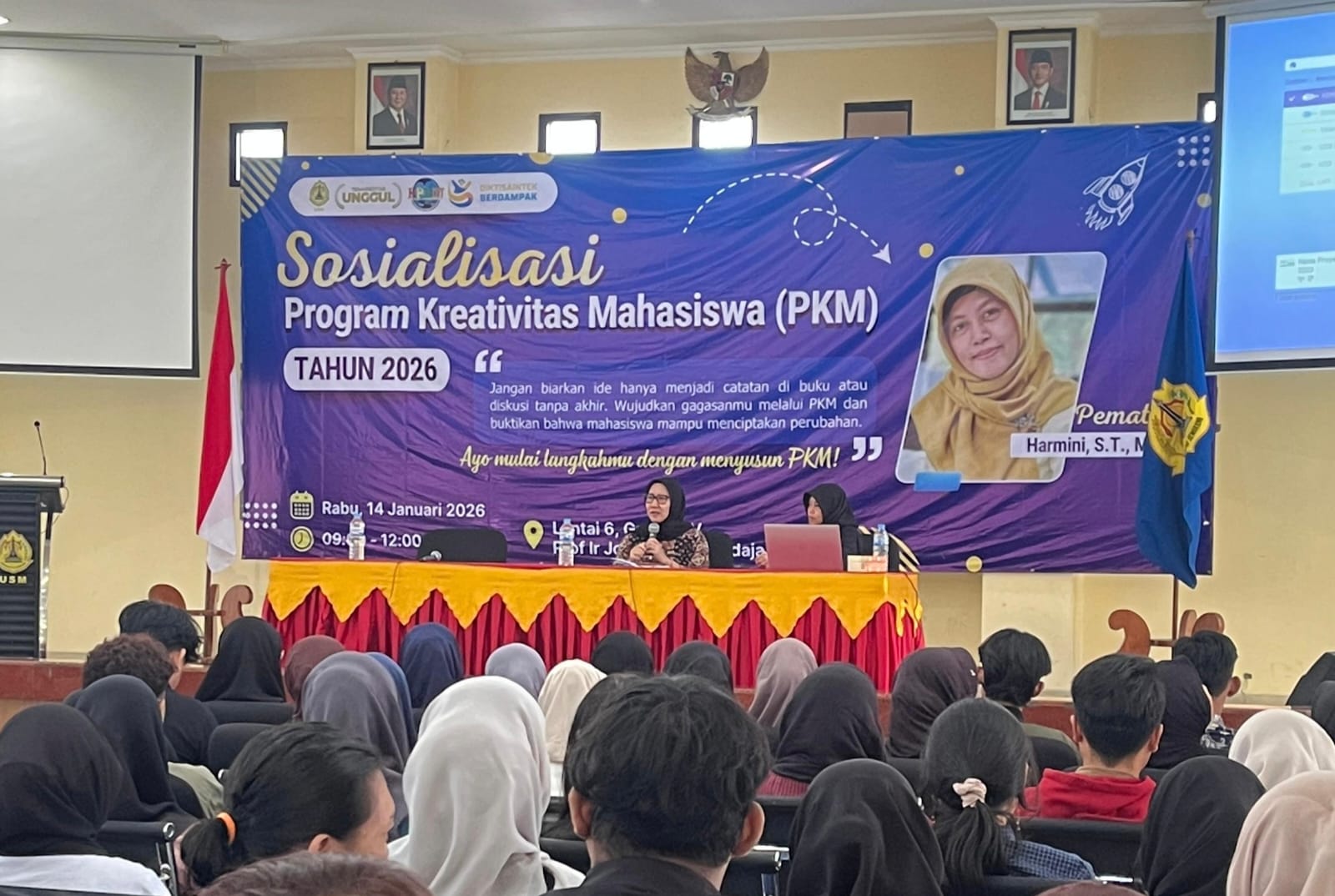 Semarang — Universitas Semarang (USM) menggelar Sosialisasi Program Kreativitas Mahasiswa (PKM) Tahun 2026 sebagai upaya mendorong mahasiswa mengembangkan ide kreatif dan inovatif agar tidak berhenti pada tataran wacana. Kegiatan ini menjadi langkah awal USM dalam menyiapkan proposal PKM yang berkualitas dan berdaya saing nasional. Pada Rabu, (14/1/26). Dalam sambutannya, Prof Dr Ir Haslina MSi menegaskan pentingnya sinergi antara kemampuan akademik dan nonakademik mahasiswa. Menurutnya, PKM menjadi wadah strategis untuk mengasah hard skill dan soft skill secara seimbang. “Hari ini diselenggarakan sosialisasi Program Kreativitas Mahasiswa melalui PKM. Saya berharap mahasiswa mampu mensinergikan kemampuan high skill dan soft skill, serta mengembangkan ide-ide kreatif dan inovatif,” ujarnya. Sosialisasi tersebut menghadirkan pemateri Harmini ST MEng yang menjelaskan secara rinci mekanisme pelaksanaan PKM. Ia menyampaikan bahwa kegiatan ini merupakan bagian dari rangkaian Program Pengembangan Kreativitas Mahasiswa (PPKM) di USM. “Pada kegiatan ini kami menyampaikan prosedur mengikuti PKM, mulai dari mekanisme pelaksanaan, skema pendanaan delapan bidang, PKM insentif, hingga arahan penyusunan proposal sesuai ketentuan yang berlaku,” jelasnya. Selain itu, mahasiswa juga dibekali pemahaman mengenai mekanisme internal yang harus diikuti saat mengajukan PKM di USM. Harmini menambahkan, sosialisasi ini akan dilanjutkan dengan kegiatan pendampingan intensif hingga tahap pengunggahan proposal. “Harapan kami, USM dapat mengirimkan proposal yang lebih berkualitas dan memperoleh pendanaan yang lebih banyak pada tahun 2025. Kami juga optimistis USM kembali lolos Pekan Ilmiah Mahasiswa Nasional (Pimnas) dan meraih prestasi pada Pimnas 2026,” pungkasnya. Melalui kegiatan ini, USM menegaskan komitmennya dalam mendukung mahasiswa agar mampu mewujudkan gagasan menjadi karya nyata yang berdampak bagi masyarakat. Semarang — Universitas Semarang (USM) menggelar Sosialisasi Program Kreativitas Mahasiswa (PKM) Tahun 2026 sebagai upaya mendorong mahasiswa mengembangkan ide kreatif dan inovatif agar tidak berhenti pada tataran wacana. Kegiatan ini menjadi langkah awal USM dalam menyiapkan proposal PKM yang berkualitas dan berdaya saing nasional. Pada Rabu, (14/1/26). Dalam sambutannya, Prof Dr Ir Haslina MSi menegaskan pentingnya sinergi antara kemampuan akademik dan nonakademik mahasiswa. Menurutnya, PKM menjadi wadah strategis untuk mengasah hard skill dan soft skill secara seimbang. “Hari ini diselenggarakan sosialisasi Program Kreativitas Mahasiswa melalui PKM. Saya berharap mahasiswa mampu mensinergikan kemampuan high skill dan soft skill, serta mengembangkan ide-ide kreatif dan inovatif,” ujarnya. Sosialisasi tersebut menghadirkan pemateri Harmini ST MEng yang menjelaskan secara rinci mekanisme pelaksanaan PKM. Ia menyampaikan bahwa kegiatan ini merupakan bagian dari rangkaian Program Pengembangan Kreativitas Mahasiswa (PPKM) di USM. “Pada kegiatan ini kami menyampaikan prosedur mengikuti PKM, mulai dari mekanisme pelaksanaan, skema pendanaan delapan bidang, PKM insentif, hingga arahan penyusunan proposal sesuai ketentuan yang berlaku,” jelasnya. Selain itu, mahasiswa juga dibekali pemahaman mengenai mekanisme internal yang harus diikuti saat mengajukan PKM di USM. Harmini menambahkan, sosialisasi ini akan dilanjutkan dengan kegiatan pendampingan intensif hingga tahap pengunggahan proposal. “Harapan kami, USM dapat mengirimkan proposal yang lebih berkualitas dan memperoleh pendanaan yang lebih banyak pada tahun 2025. Kami juga optimistis USM kembali lolos Pekan Ilmiah Mahasiswa Nasional (Pimnas) dan meraih prestasi pada Pimnas 2026,” pungkasnya. Melalui kegiatan ini, USM menegaskan komitmennya dalam mendukung mahasiswa agar mampu mewujudkan gagasan menjadi karya nyata yang berdampak bagi masyarakat.