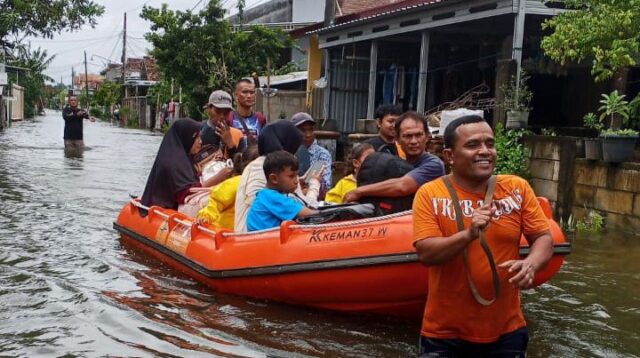 Med A Bantu Evakuasi Warga Korban Banjir Kudus