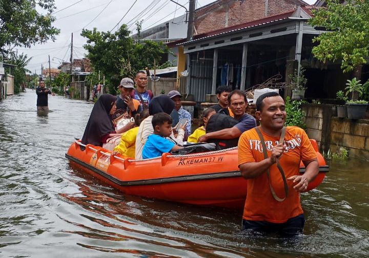 Med A Bantu Evakuasi Warga Korban Banjir Kudus