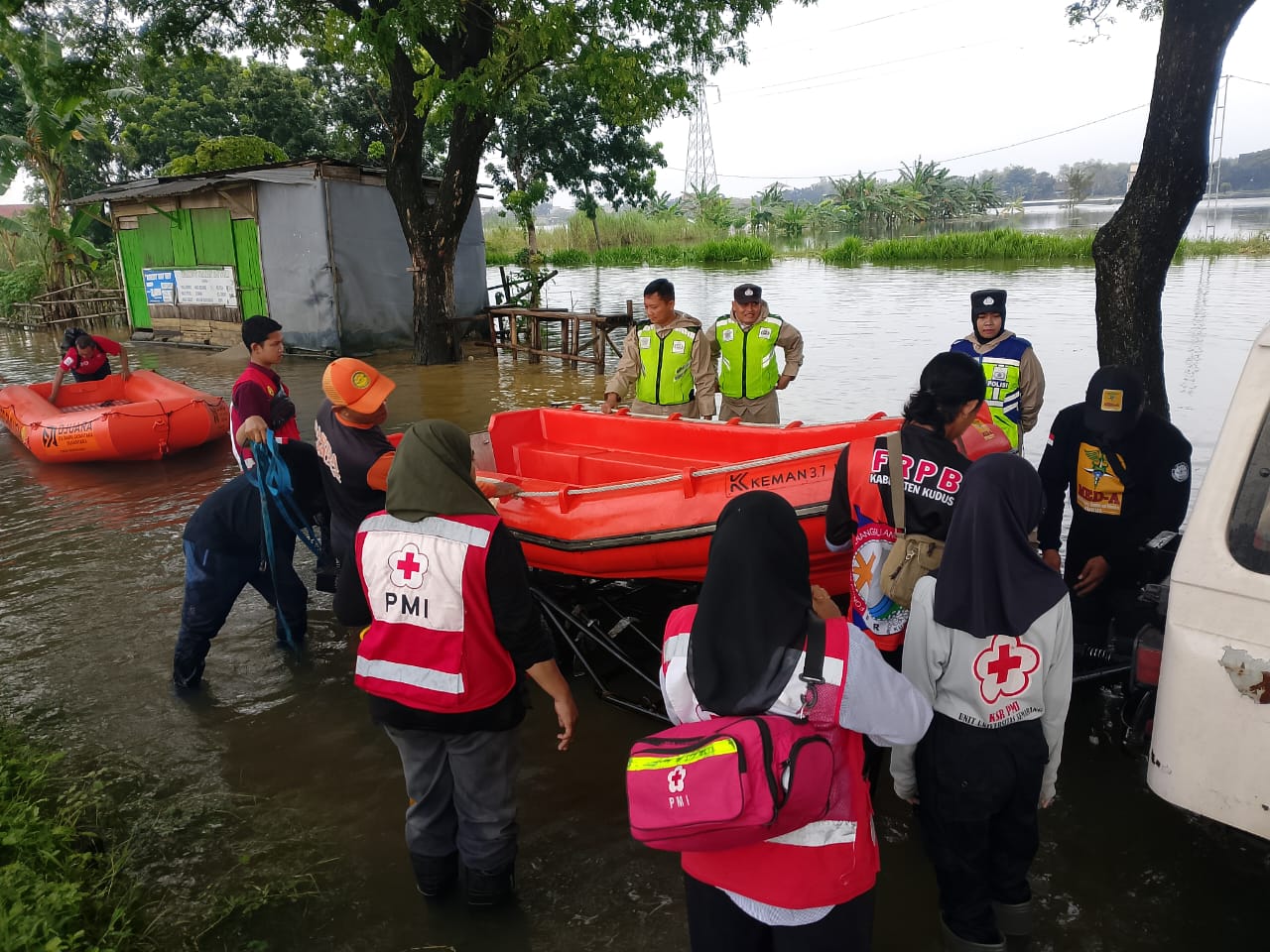 Relawan USM Bantu Evakuasi Warga Korban Banjir Kudus Relawan USM Bantu Evakuasi Warga Korban Banjir Kudus