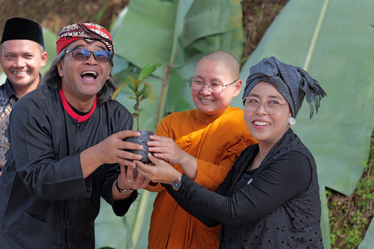 Bupati Temanggung Serahkan Bibit Pohon ke Mbah Sukoyo Peraih Kalpataru 2024 Bupati Temanggung Serahkan Bibit Pohon ke Mbah Sukoyo Peraih Kalpataru 2024