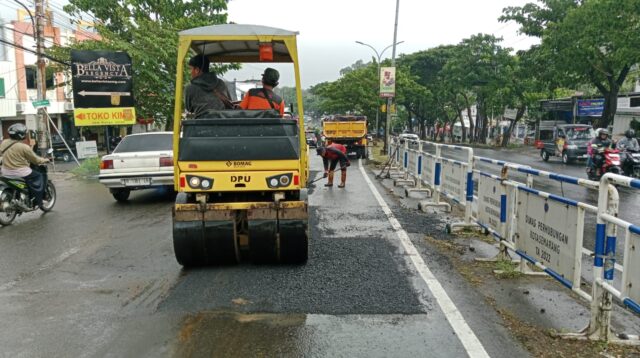 Pemkot Semarang Tambal Jalan Berlubang di Ruas-ruas Jalan Ibu Kota Jawa Tengah