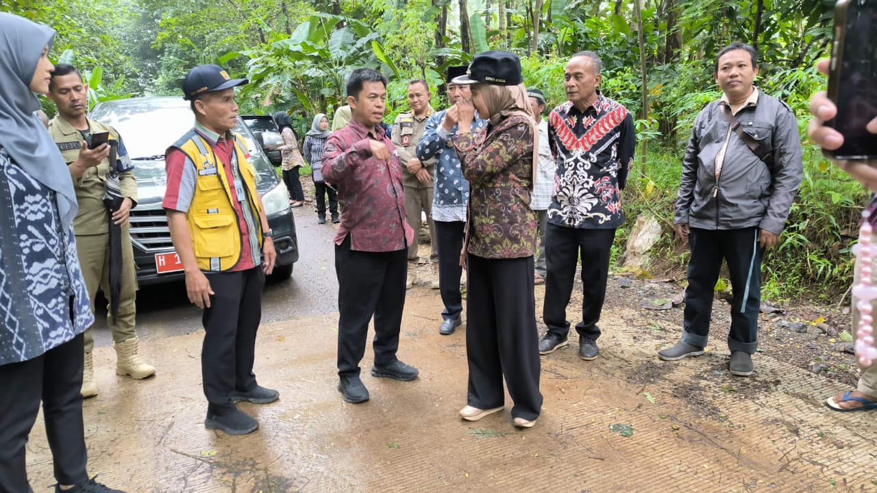 Bupati Kendal Pantau Perbaikan Jalan Getas–Singorojo, Targetkan Jalan Kabupaten Mantap 2026