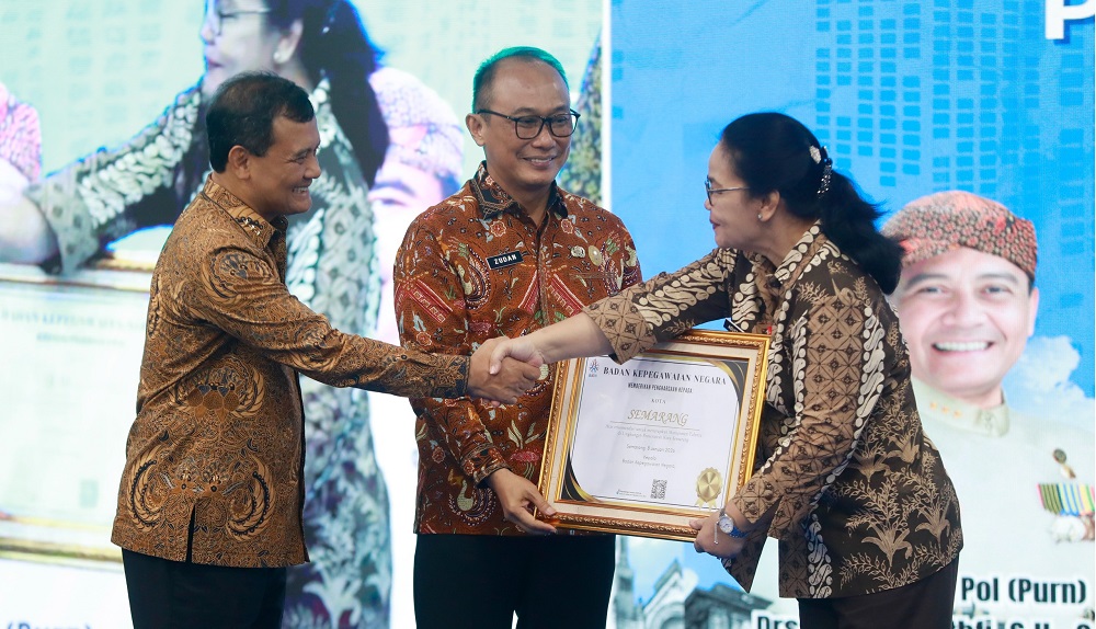 Terima Penghargaan BKN
