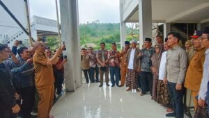 Aksi Spontan Luthfi Jadi Fotografer, Abadikan Momen Wapres Gibran Bersama Pengungsi