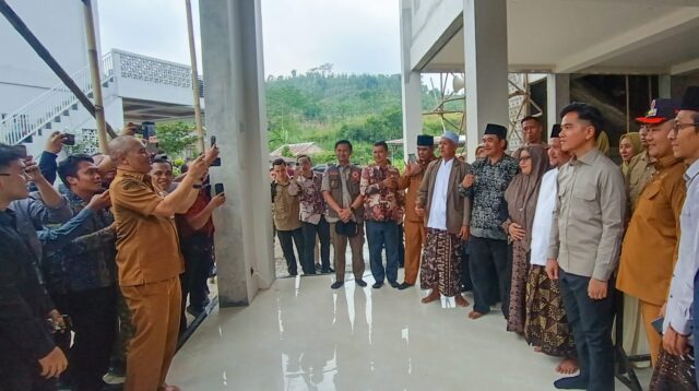 Aksi Spontan Luthfi Jadi Fotografer, Abadikan Momen Wapres Gibran Bersama Pengungsi