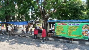 Satpol PP Semarang Tertibkan 15 Lapak PKL di Median Jalan Gajah Birowo