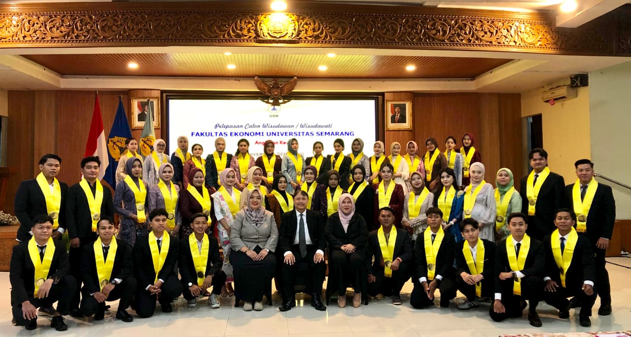 Pelepasan Wisudawan FE USM, Dekan Tekankan Integritas dan Kesiapan Hadapi Era Digital