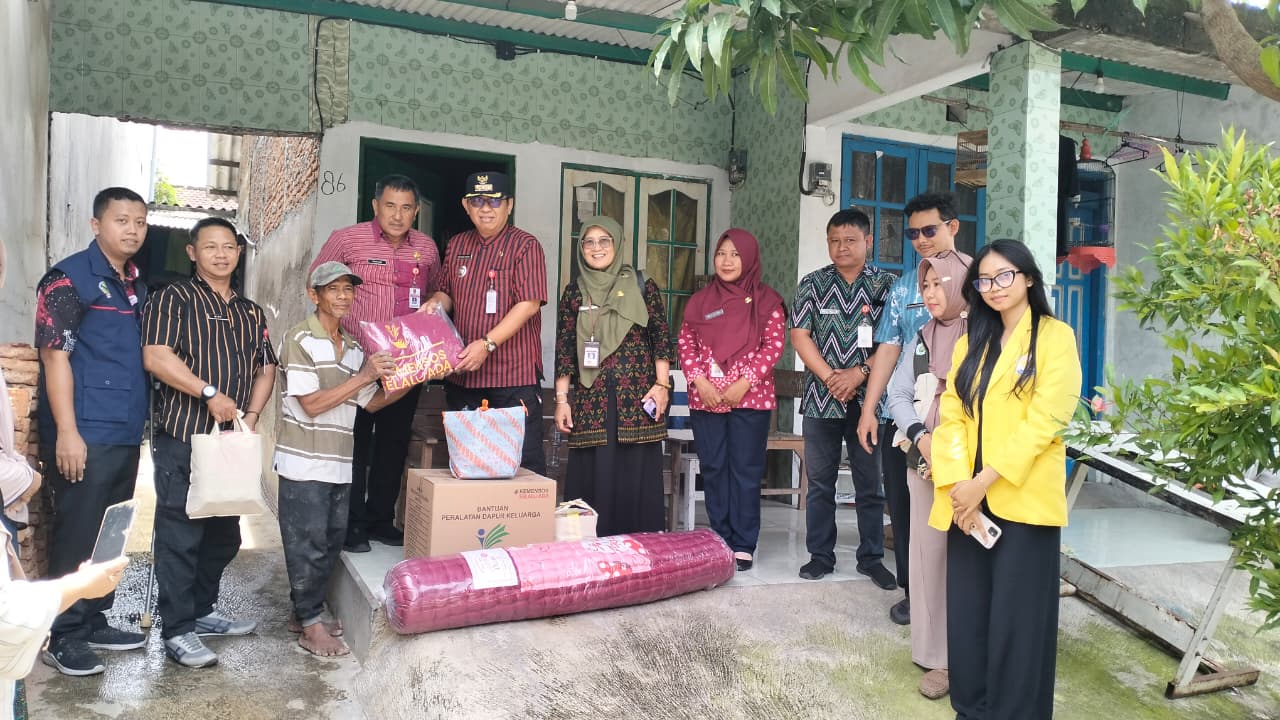 Pemerintah Kota atau Pemkot Semarang menyalurkan bantuan bagi warga terdampak kebakaran dan rumah roboh di Kelurahan Kaligawe dan Kelurahan Krobokan.