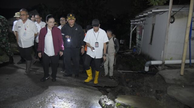 Tinjau lokasi bencana tanah gerak.