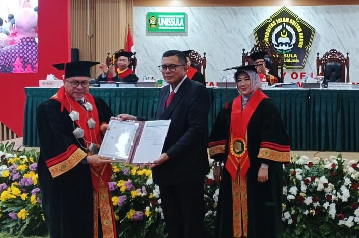 Wakil Ketua DPRD Jateng Mohammad Saleh Raih Doktor Hukum Unissula dengan IPK 4,00