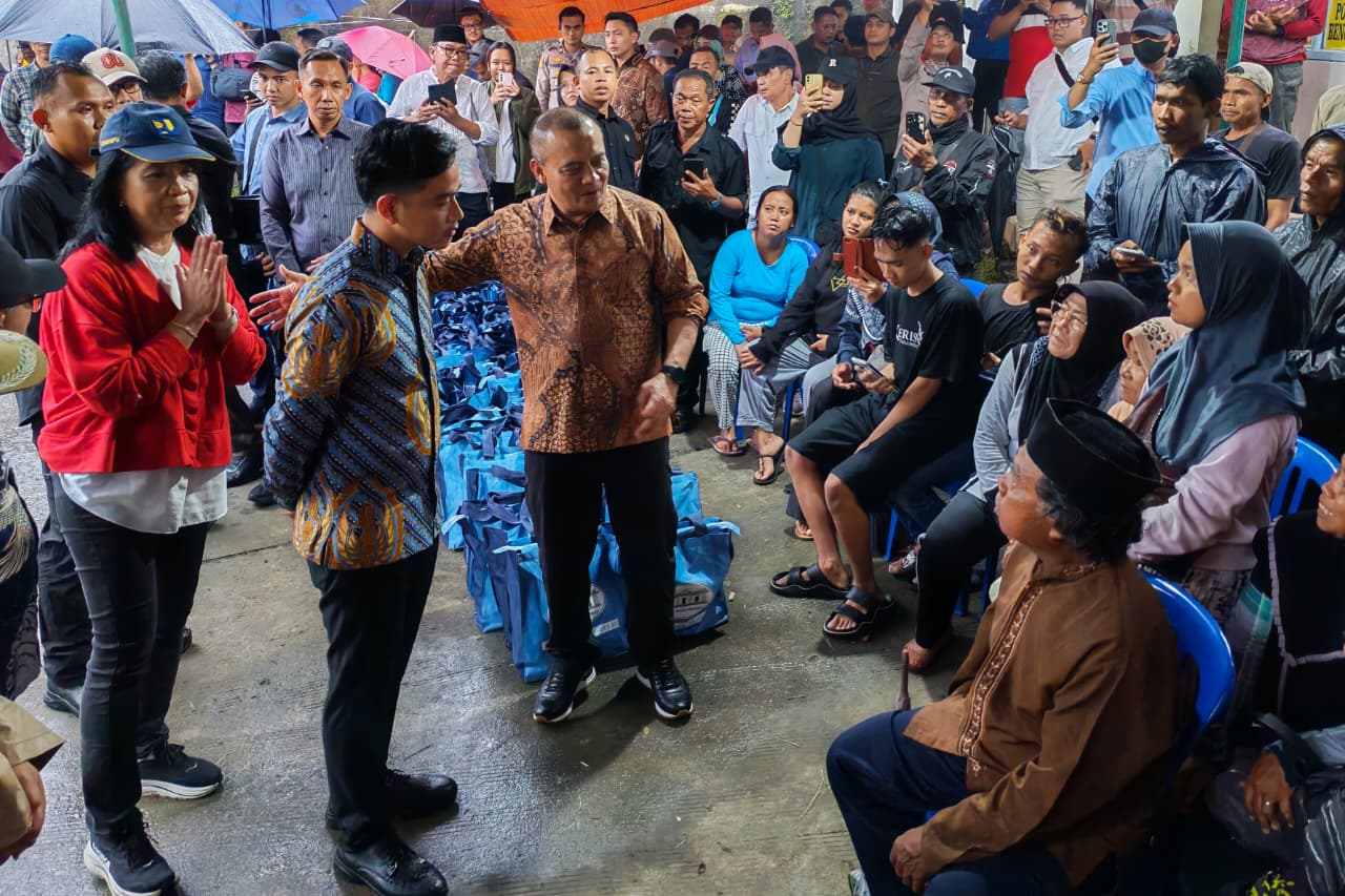 Gibran dan Ahmad Luthfi Tinjau Tanah Gerak Jangli, 66 Warga Disiapkan Relokasi Sementara Gibran dan Ahmad Luthfi Tinjau Tanah Gerak Jangli, 66 Warga Disiapkan Relokasi Sementara