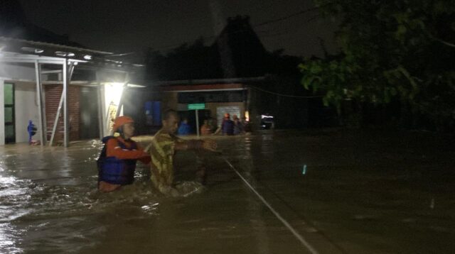 Pemkot Semarang tangani banjir Rowosari dan Meteseh, evakuasi warga dan salurkan bantuan logistik darurat.