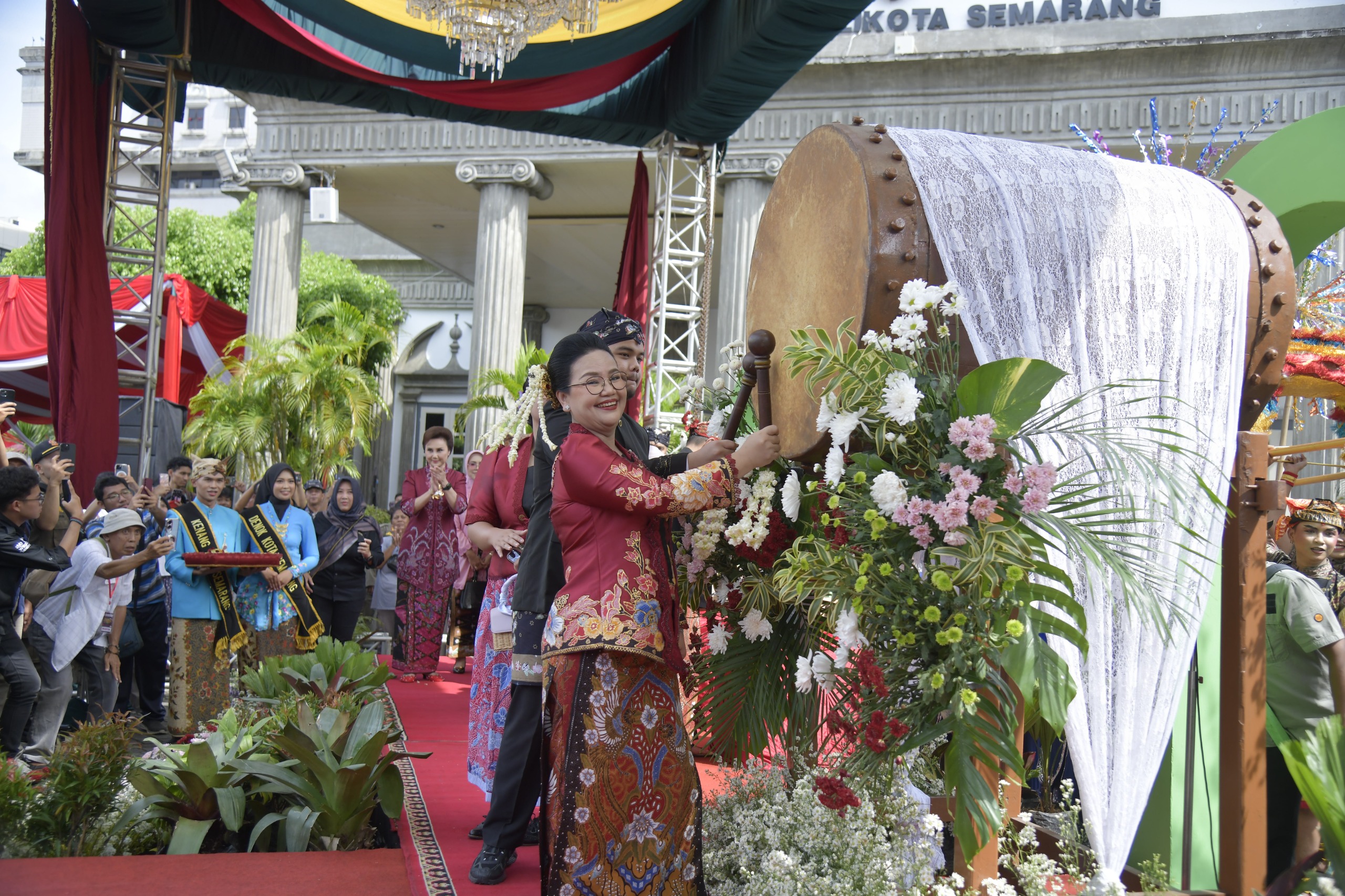 Dugderan 2026 Semarang tampil unik dengan Warak Ngendog dan Pawai Anak, perkuat harmoni lintas budaya dan agama. Dugderan 2026 Semarang tampil unik dengan Warak Ngendog dan Pawai Anak, perkuat harmoni lintas budaya dan agama.