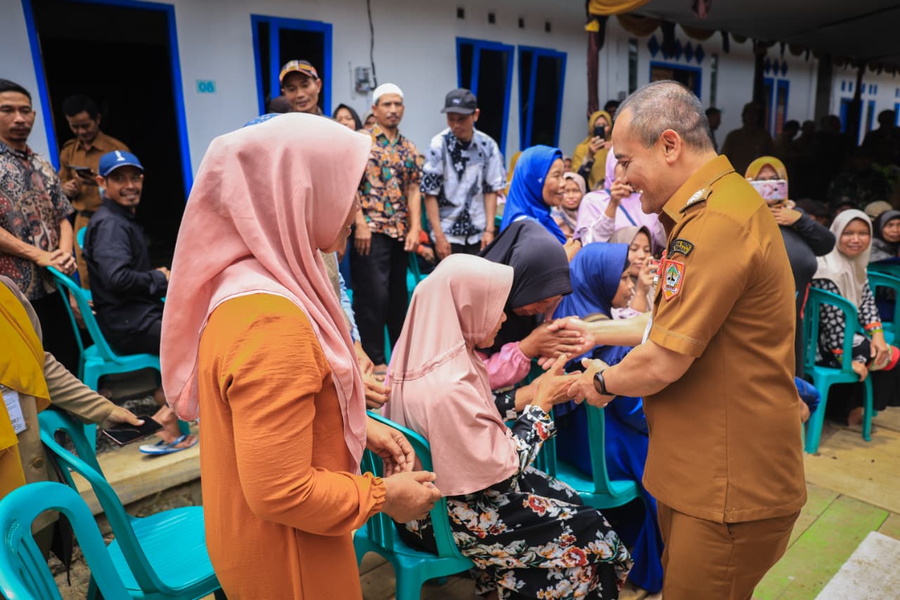 Ahmad Luthfi Serahkan 36 Rumah Relokasi untuk Warga Terdampak Tanah Bergerak di Banjarnegara