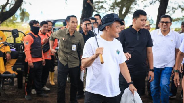 Aksi Bersih di Pantai Jodo, Ahmad Luthfi Canangkan Gerakan Jateng ASRI