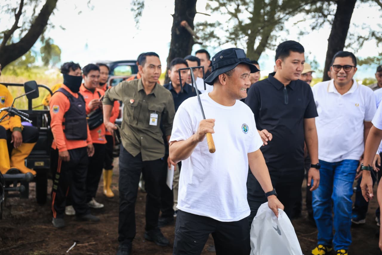Aksi Bersih di Pantai Jodo, Ahmad Luthfi Canangkan Gerakan Jateng ASRI Aksi Bersih di Pantai Jodo, Ahmad Luthfi Canangkan Gerakan Jateng ASRI
