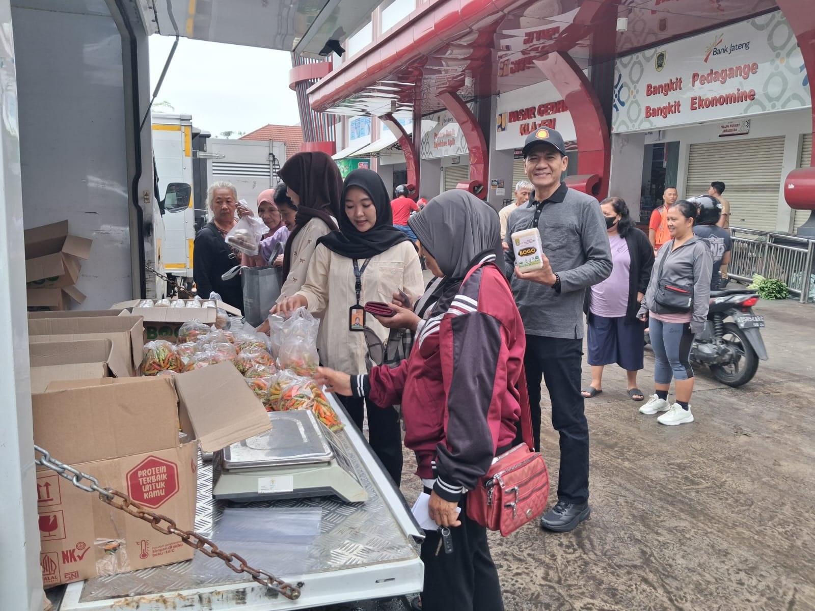 Pemprov Jateng Gelar Operasi Pasar, Salurkan Cabai Rawit Bersubsidi ke 15 Daerah Pemprov Jateng Gelar Operasi Pasar, Salurkan Cabai Rawit Bersubsidi ke 15 Daerah