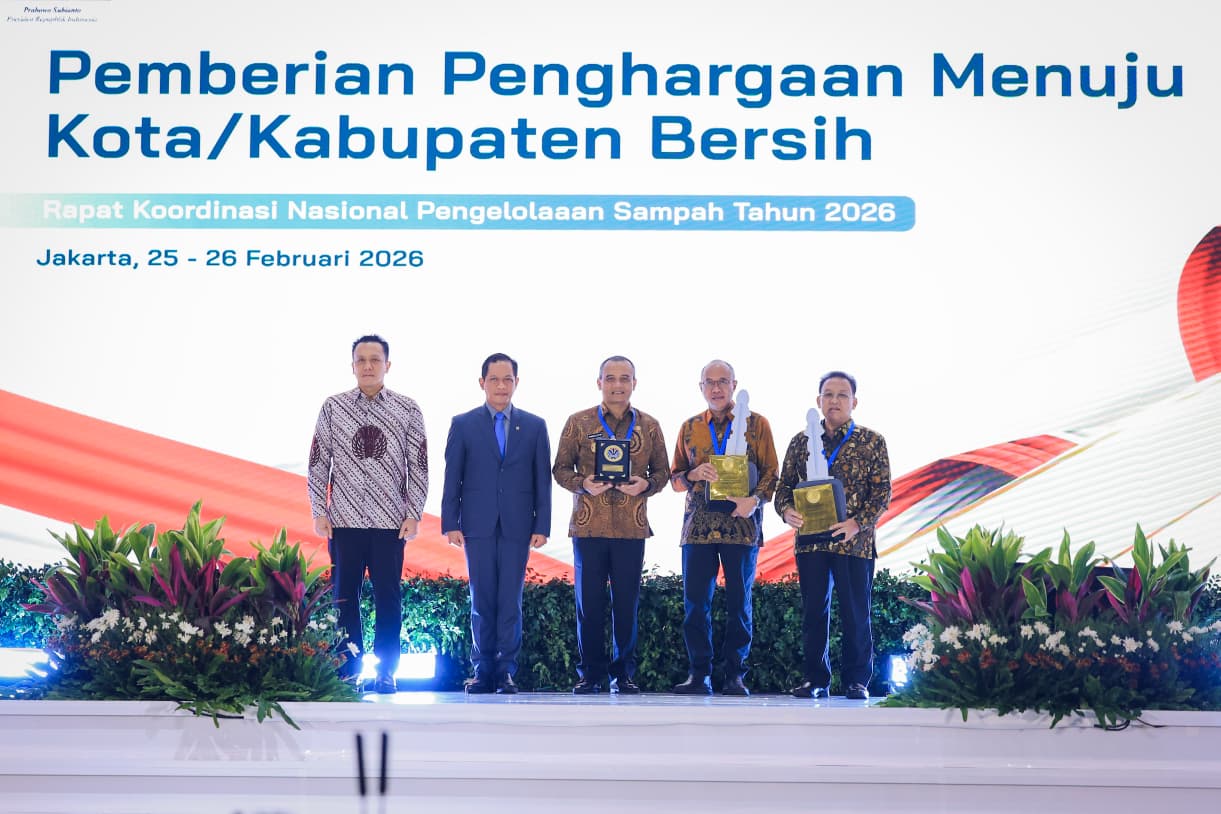 Gubernur Ahmad Luthfi Raih Penghargaan Pembina Terbaik Pengelolaan Sampah Nasional 2026