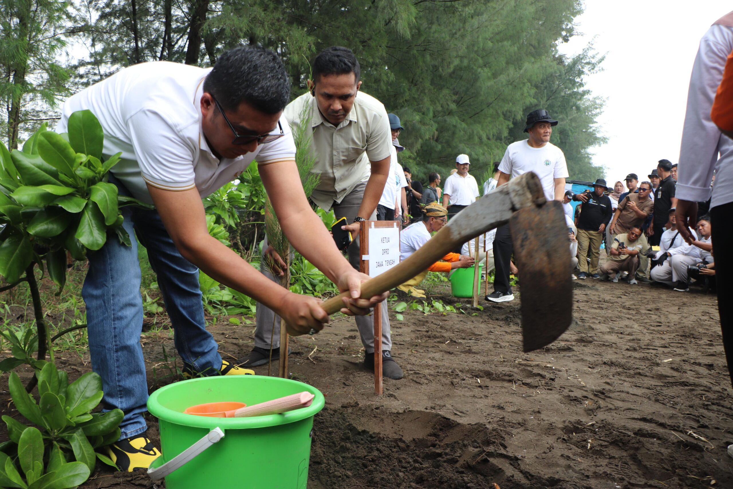 Mohammad Saleh Ajak Masyarakat Sukseskan Gerakan Jateng ASRI di Pantai Jodo