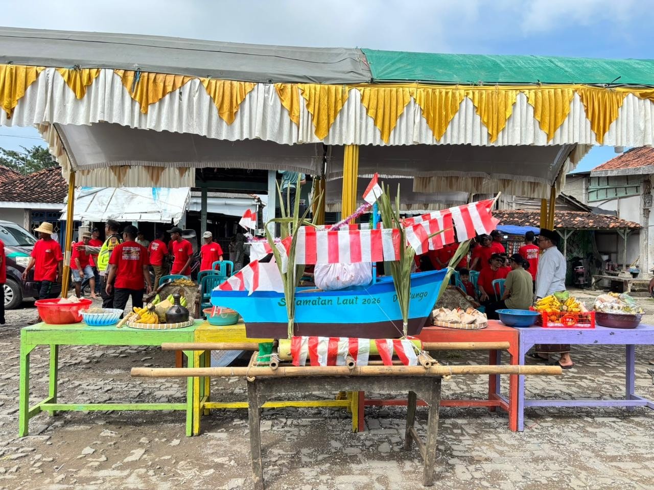 Meriah! Tradisi Sedekah Laut Desa Bungo Wedung Jadi Ajang Syawalan dan Silaturahmi Warga Meriah! Tradisi Sedekah Laut Desa Bungo Wedung Jadi Ajang Syawalan dan Silaturahmi Warga