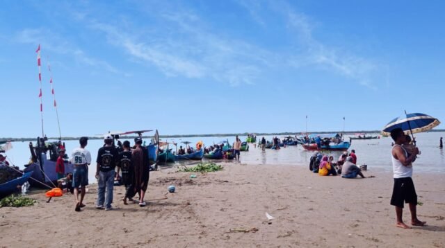 Keindahan Pantai Tirangan Onggojoyo Jadi Daya Tarik Pengunjung Saat Syawalan 1447 H